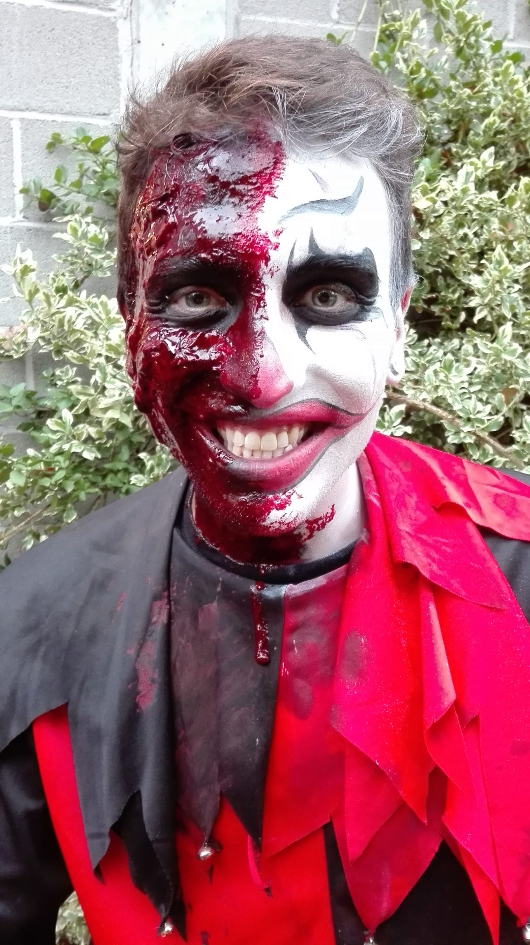 Maquillage de clown pour Halloween réalisé au fard à l'eau et au latex