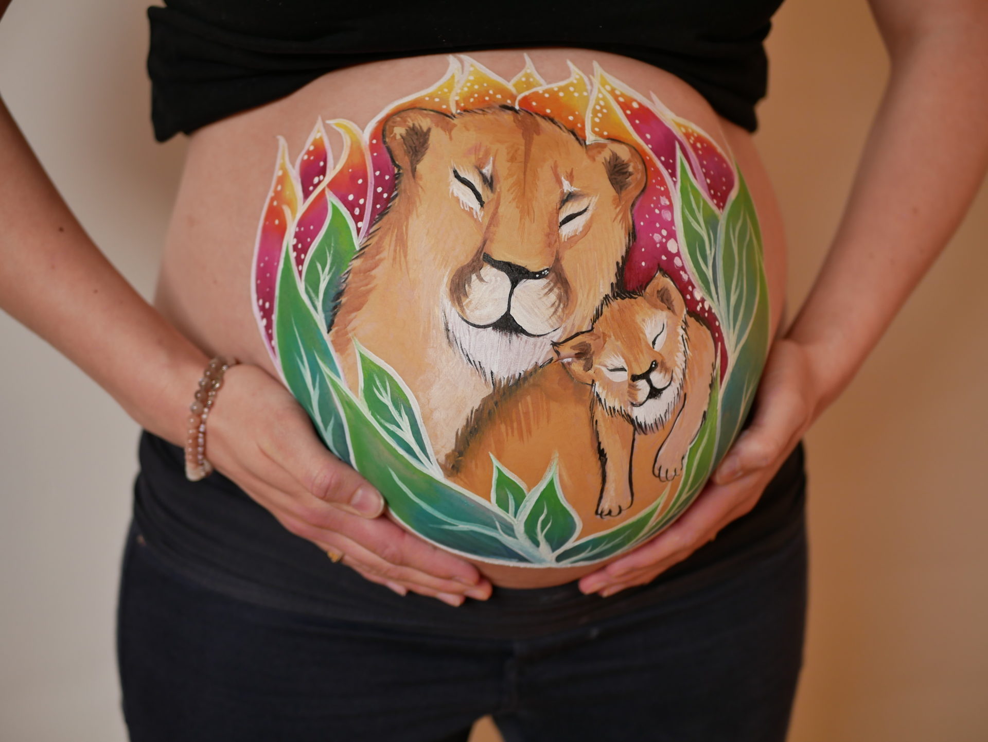 Bellypainting Lionne et lionceau au 5e mois de grossesse